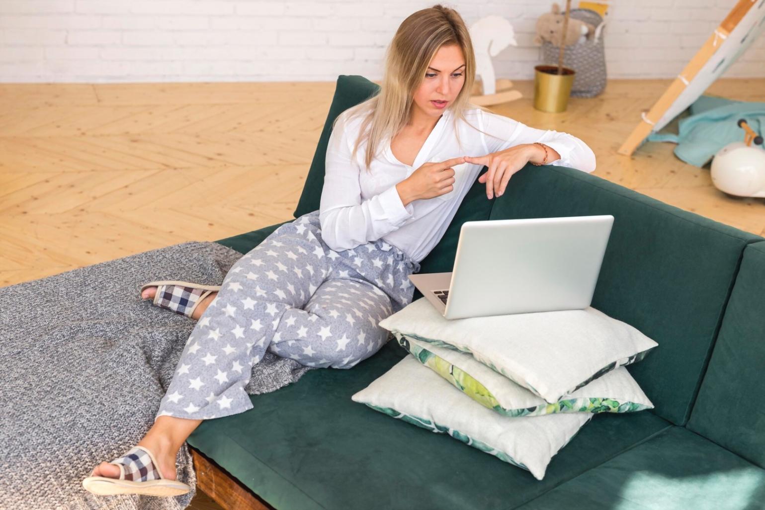 Familie beim gemeinsamen Planen des Haushaltsbudgets